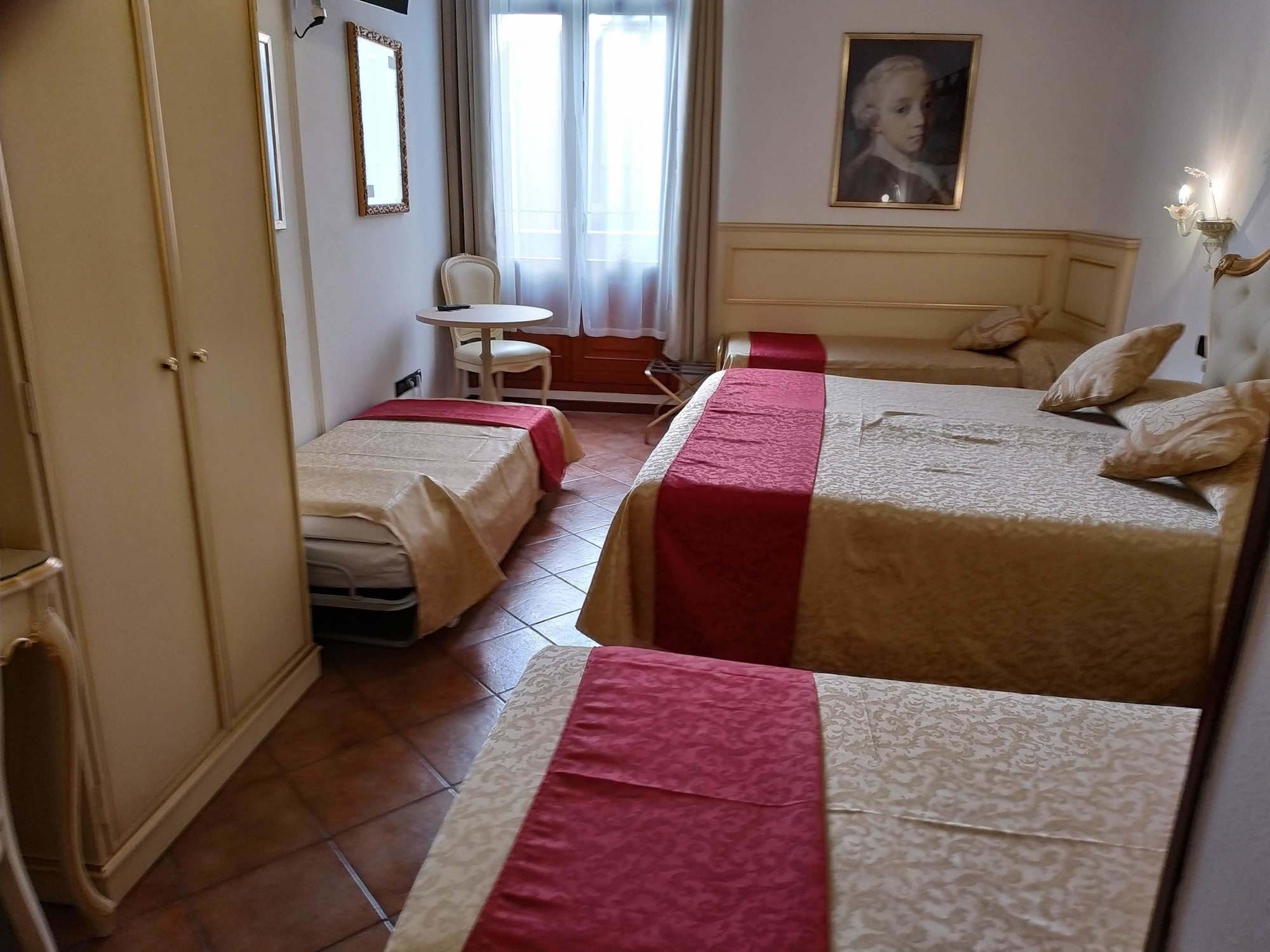 Family, 1 Queen and 3 Single Beds