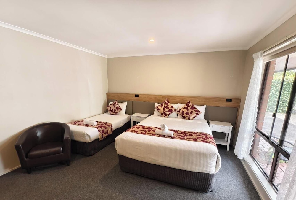 Select, 1 Queen and 1 Single Bed
