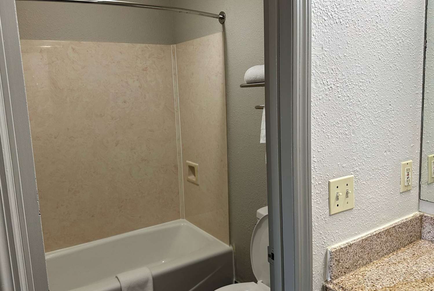Days Inn by Wyndham Columbia NE Fort Jackson 23/23