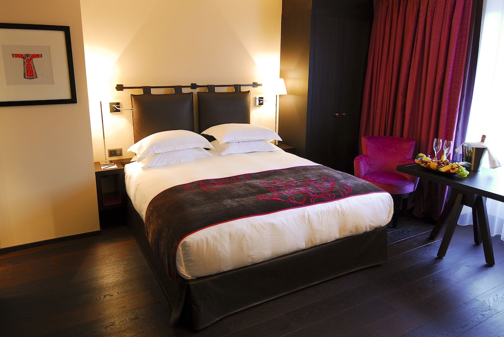 DELUXE, KING BED