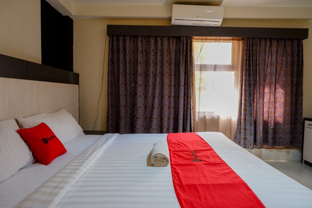 RedDoorz Plus near Hotel Benua Kendari 13/23