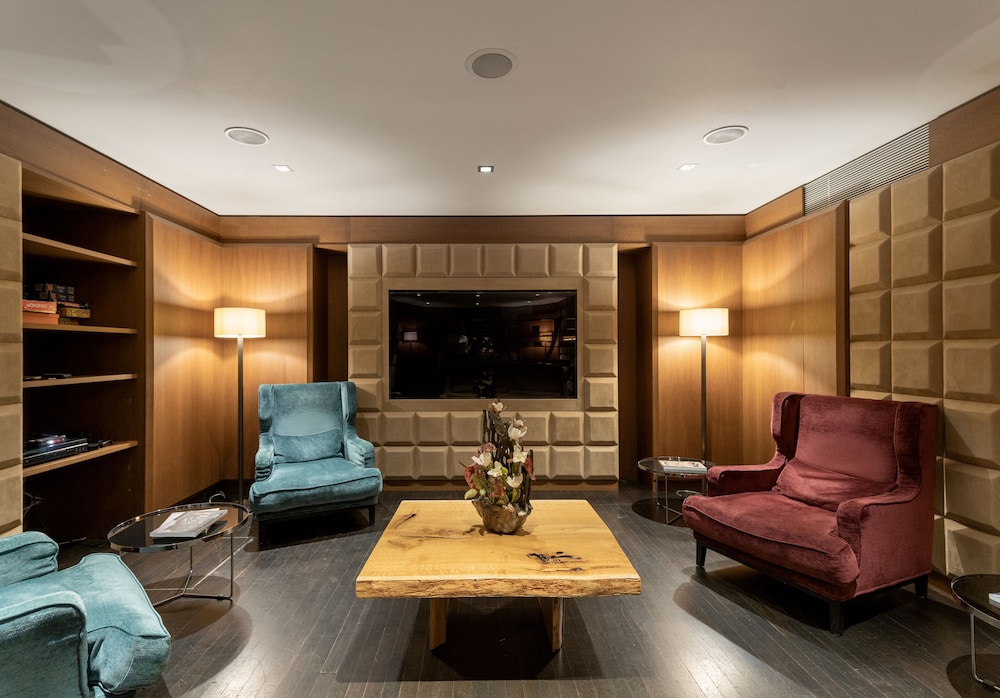 The Emblem Hotel 38/49