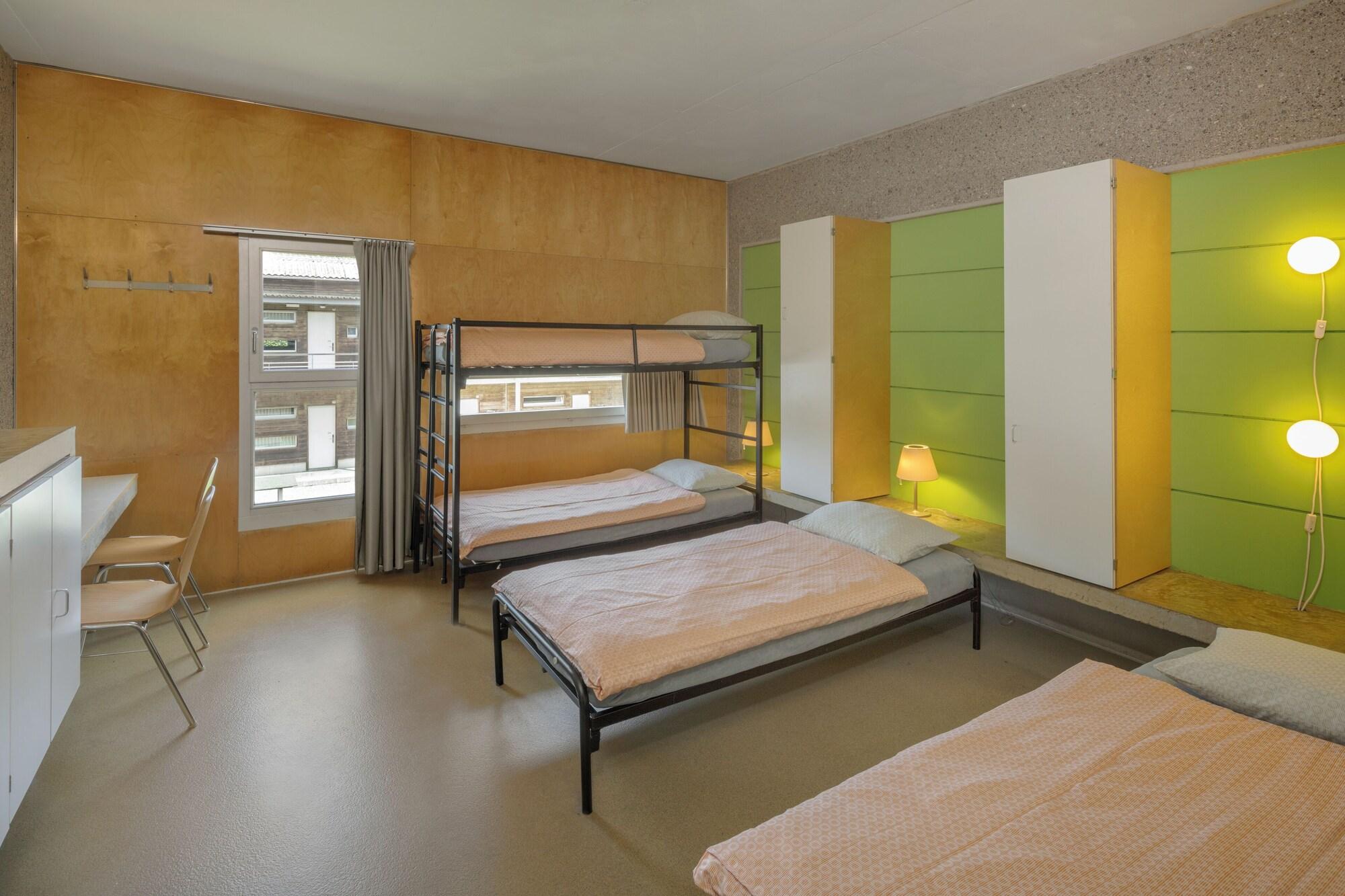 غرفة قياسية رباعية بحمام مشترك