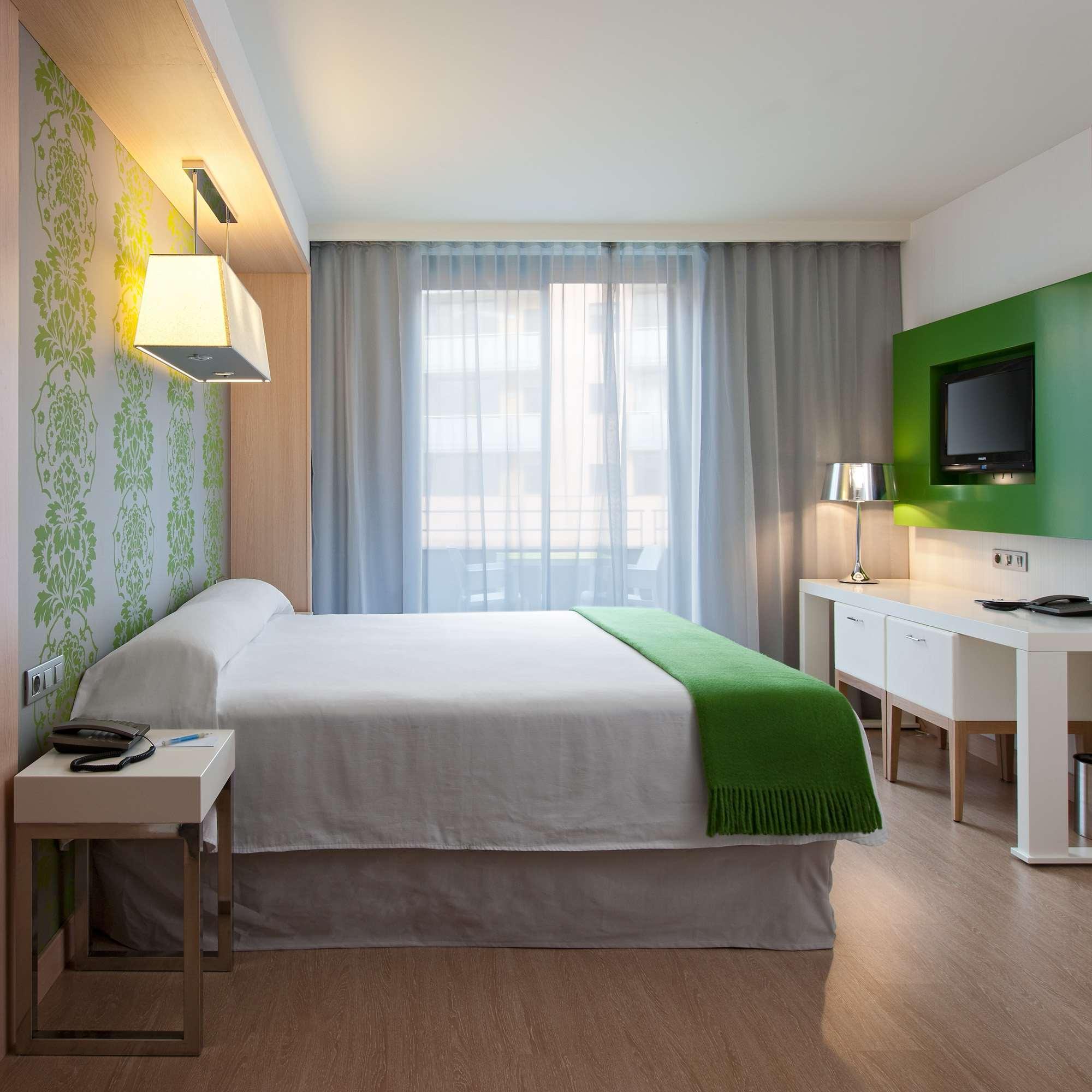 GUEST ROOM, KING BED, BALCONY