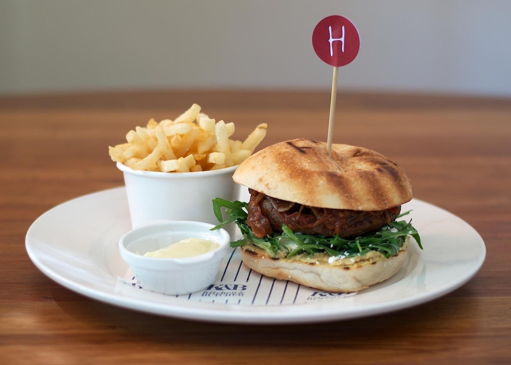 HEALESVILLE HOTEL 33/50
