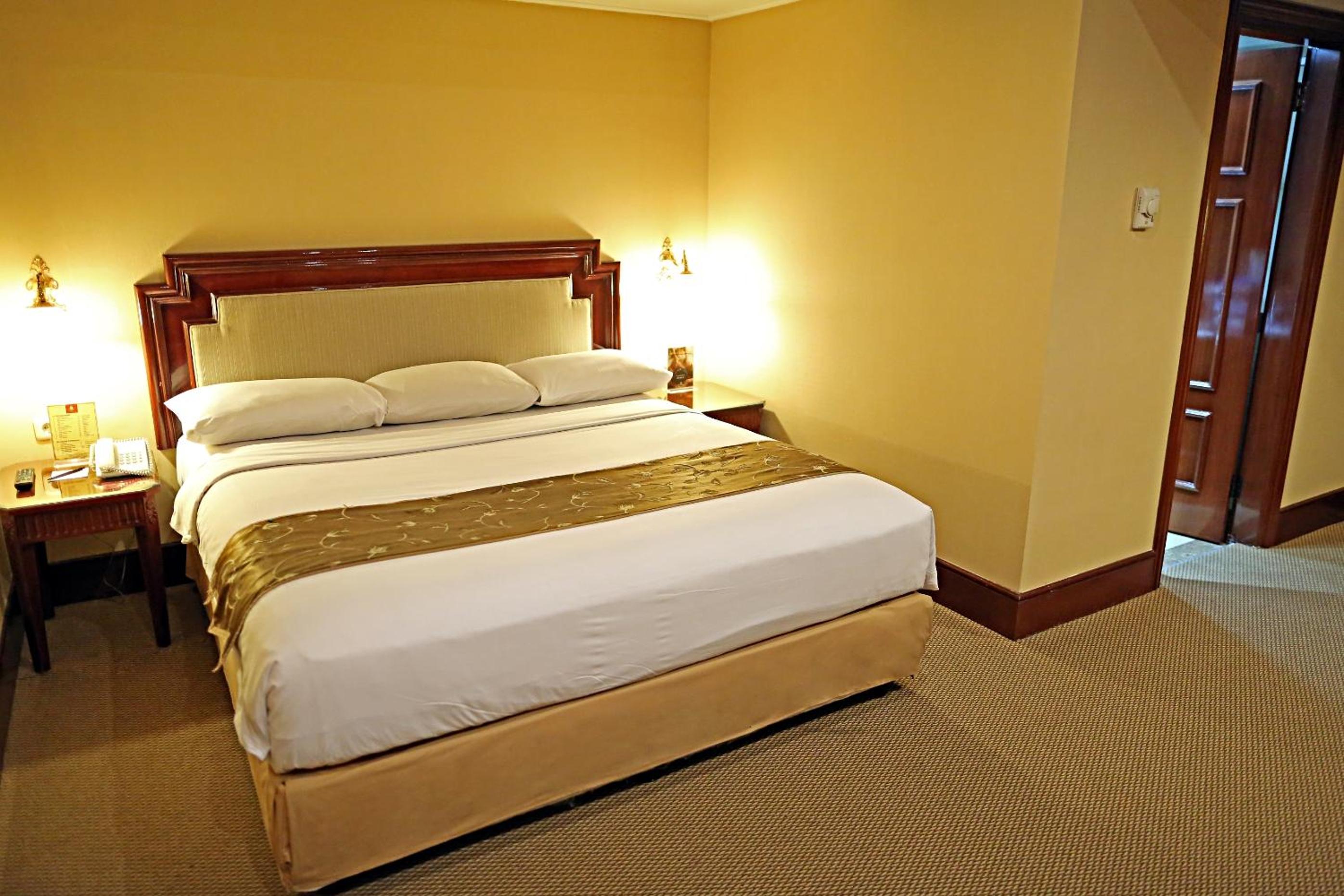 Deluxe, Queen Bed, No Window