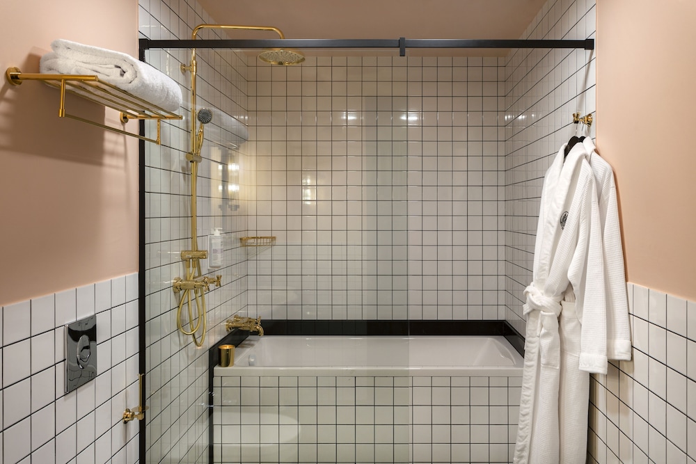 جناح سيغنتشر بسرير كينج مع أريكة، Artizan Design Hotel 3/3