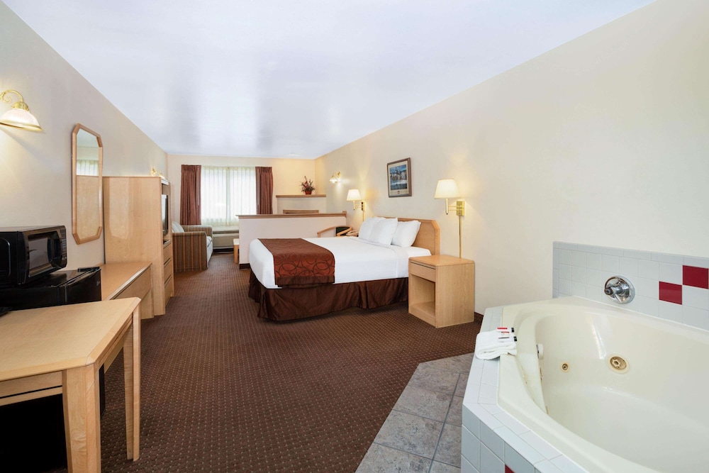 جناح استوديو ديلوكس بسرير كينج بجاكوزي، The Inn at Lander, Travelodge by Wyndham 2/4