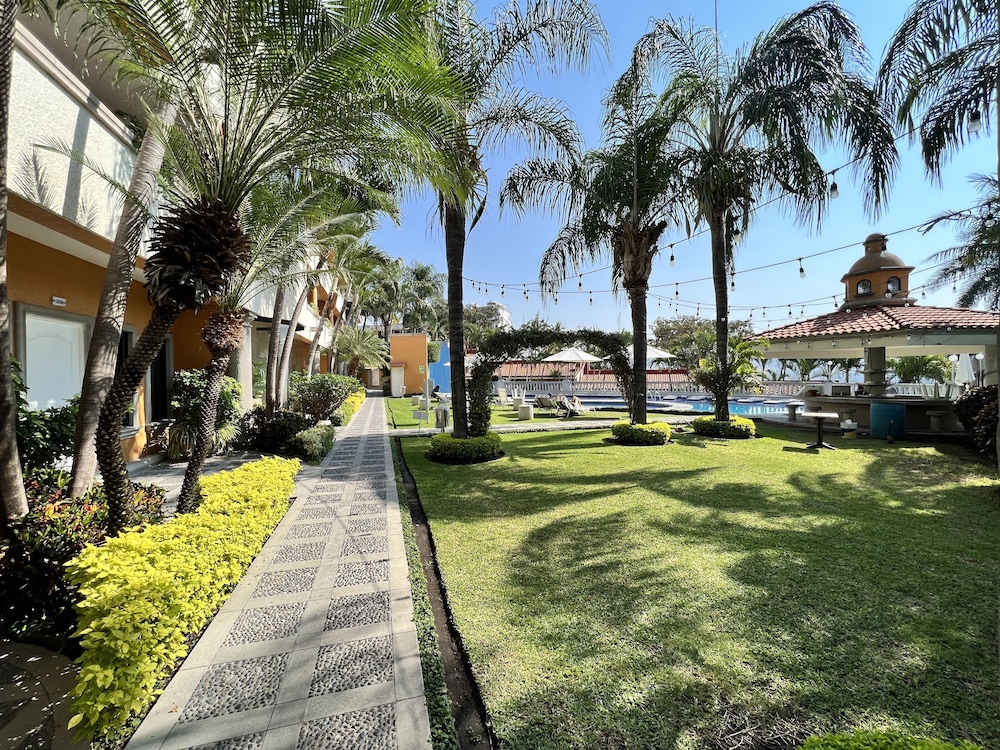 Excelaris Grand Resort Conventions & Spa 65/71