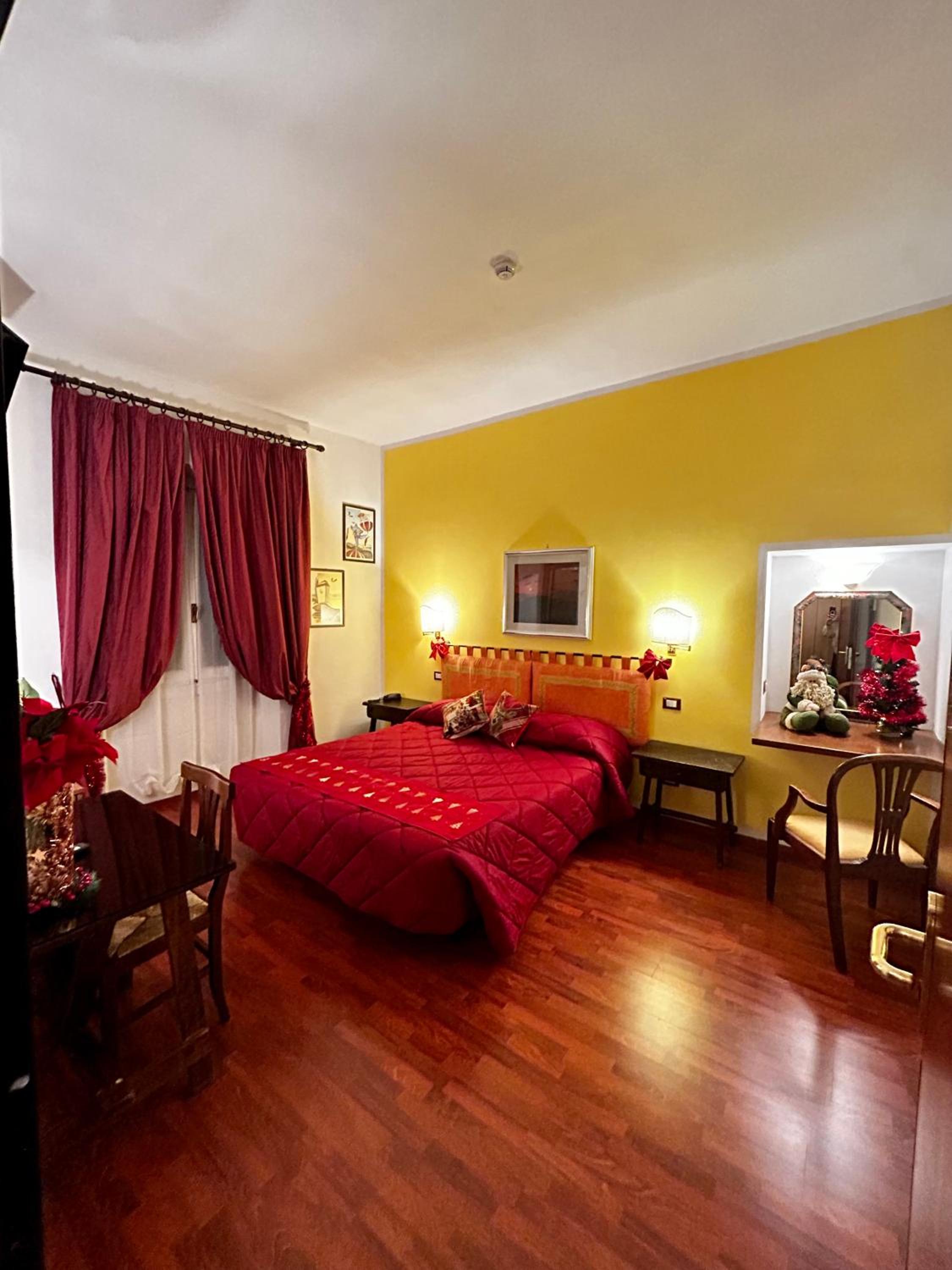 DOUBLE ROOM