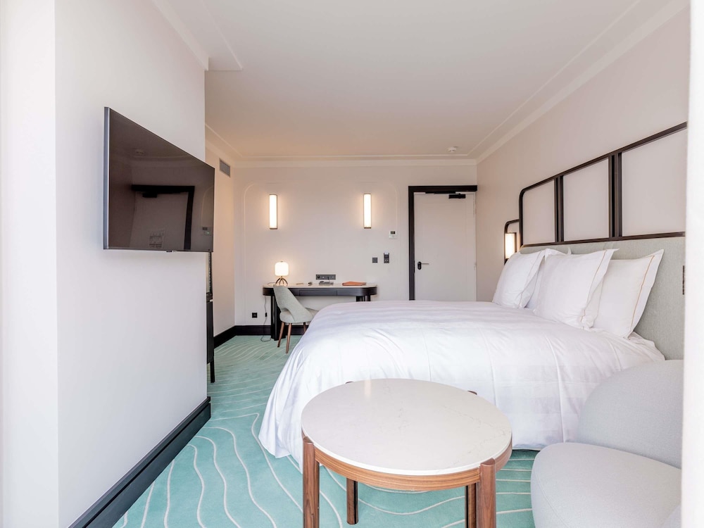 DELUXE, QUEEN BED, CITY VIEW