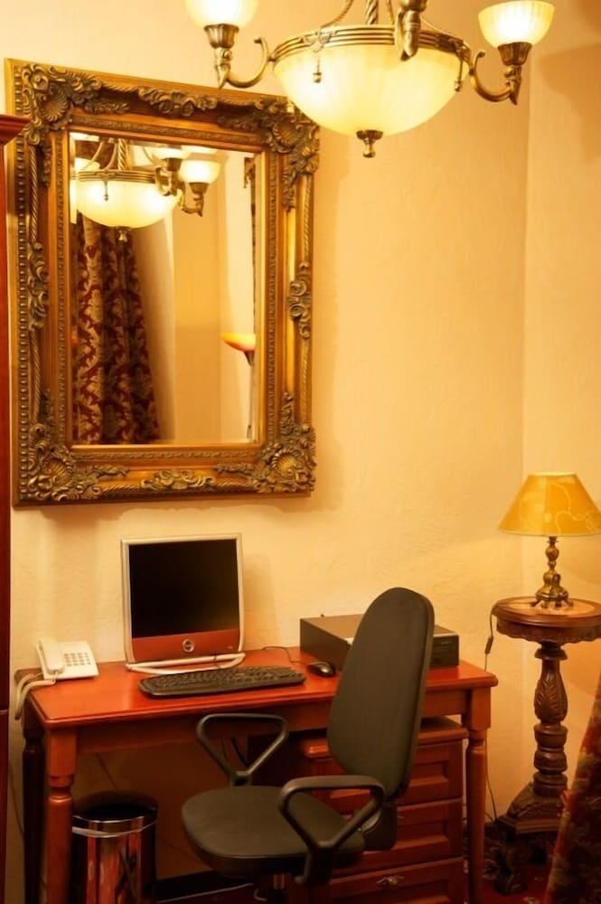 Monte Kristo Hotel 86/95