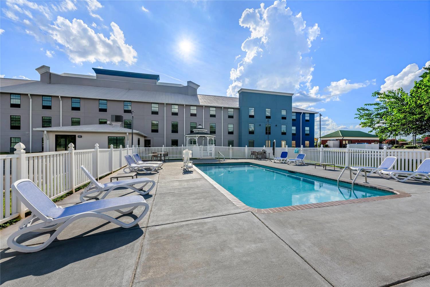 Comfort Inn & Suites River City Decatur 19/21