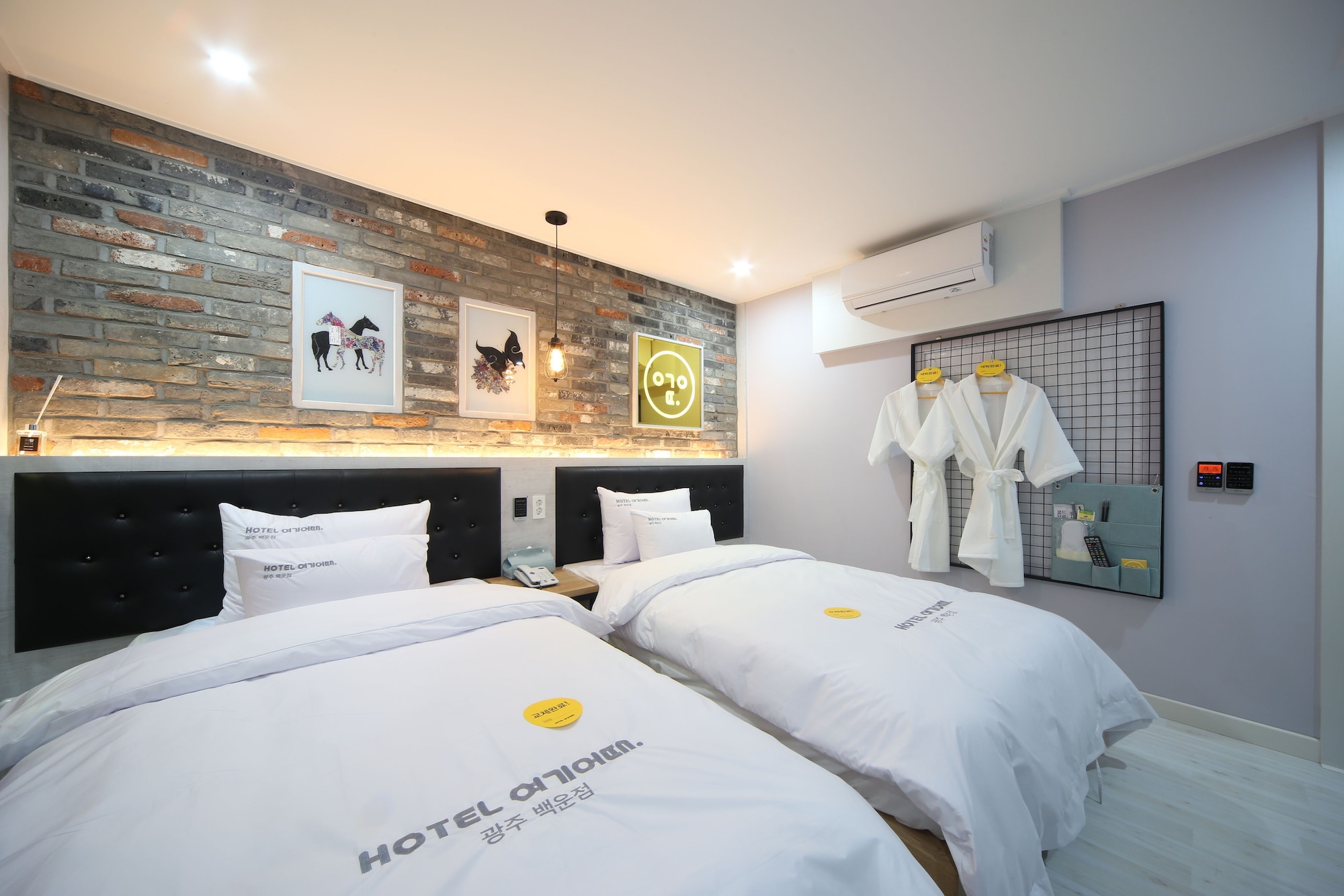 DELUXE, TWIN BEDS
