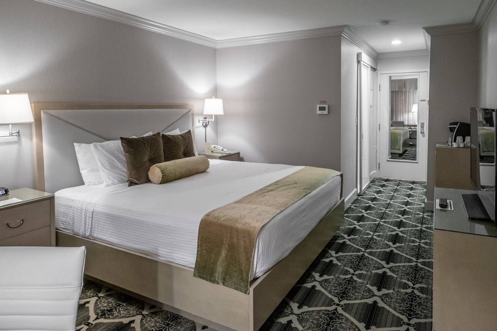 Bell Tower Hotel 24/60