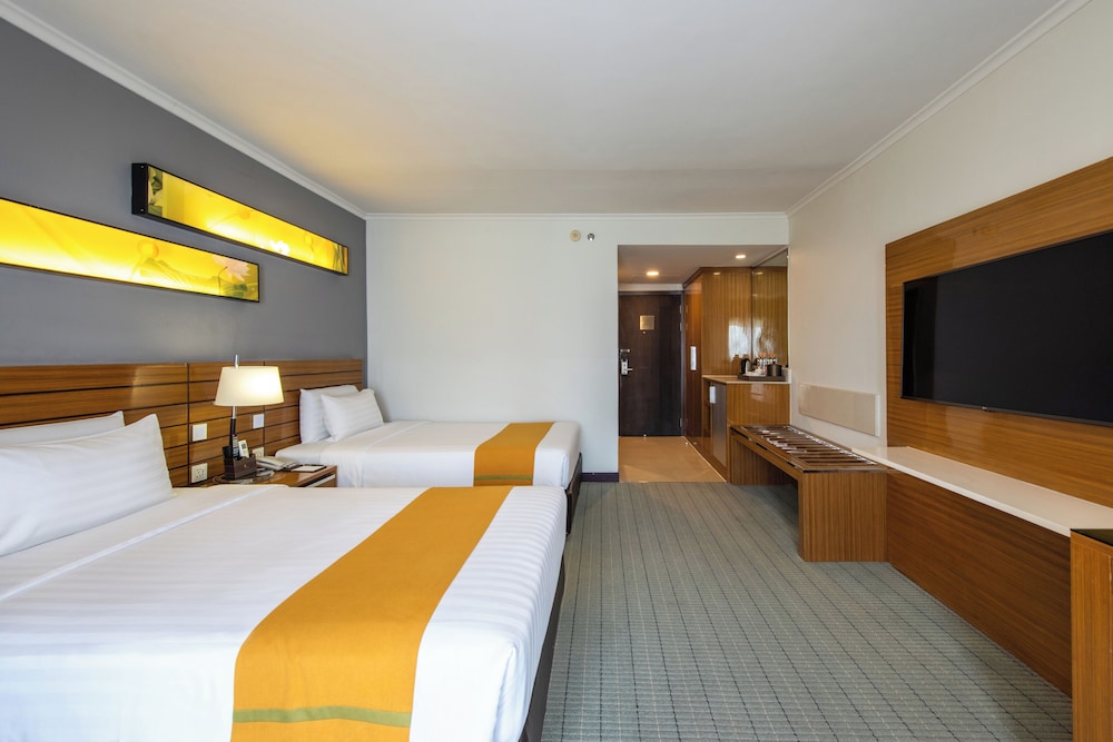 DELUXE, TRIPLE, MULTIPLE BEDS
