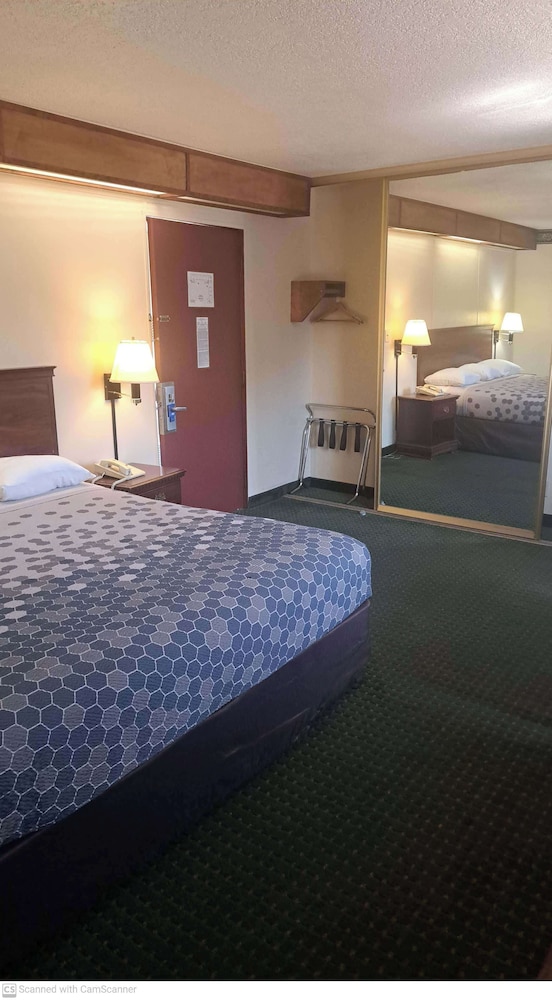 Econo Lodge Convention Center 20/39