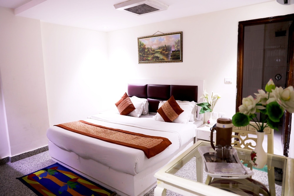 Hotel The Paramont Delhi 18/50