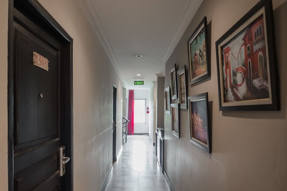 RedDoorz Plus near Mangga Besar Station 2 4/15