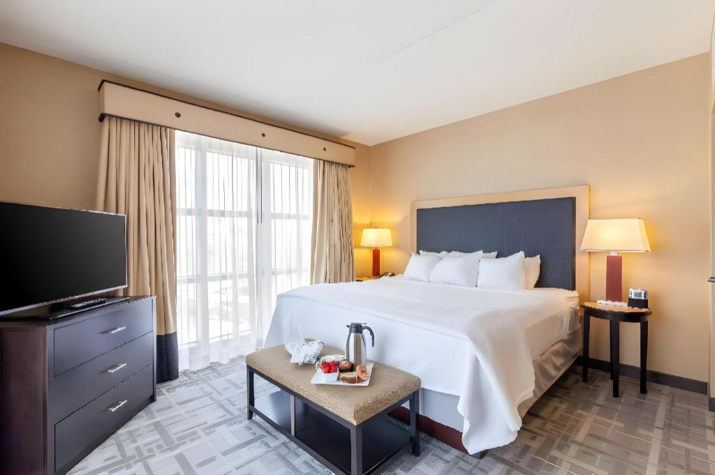 UPGRADE, SUITE, KING BED