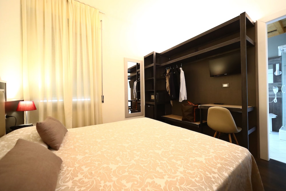 Hotel Italia 18/42