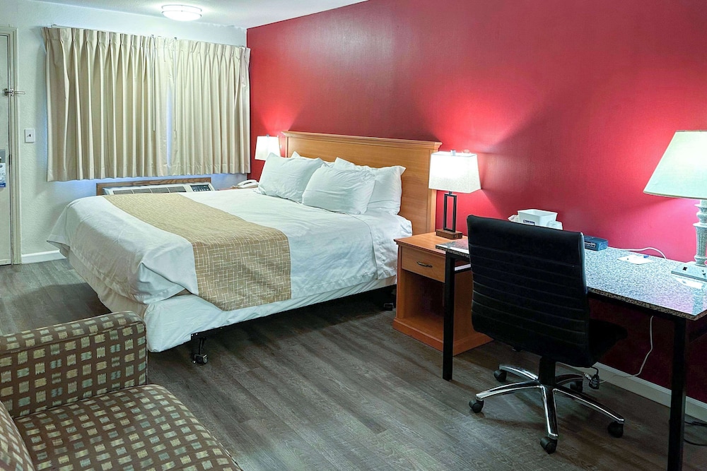 Econo Lodge Edmonds North Seattle, WA 16/39