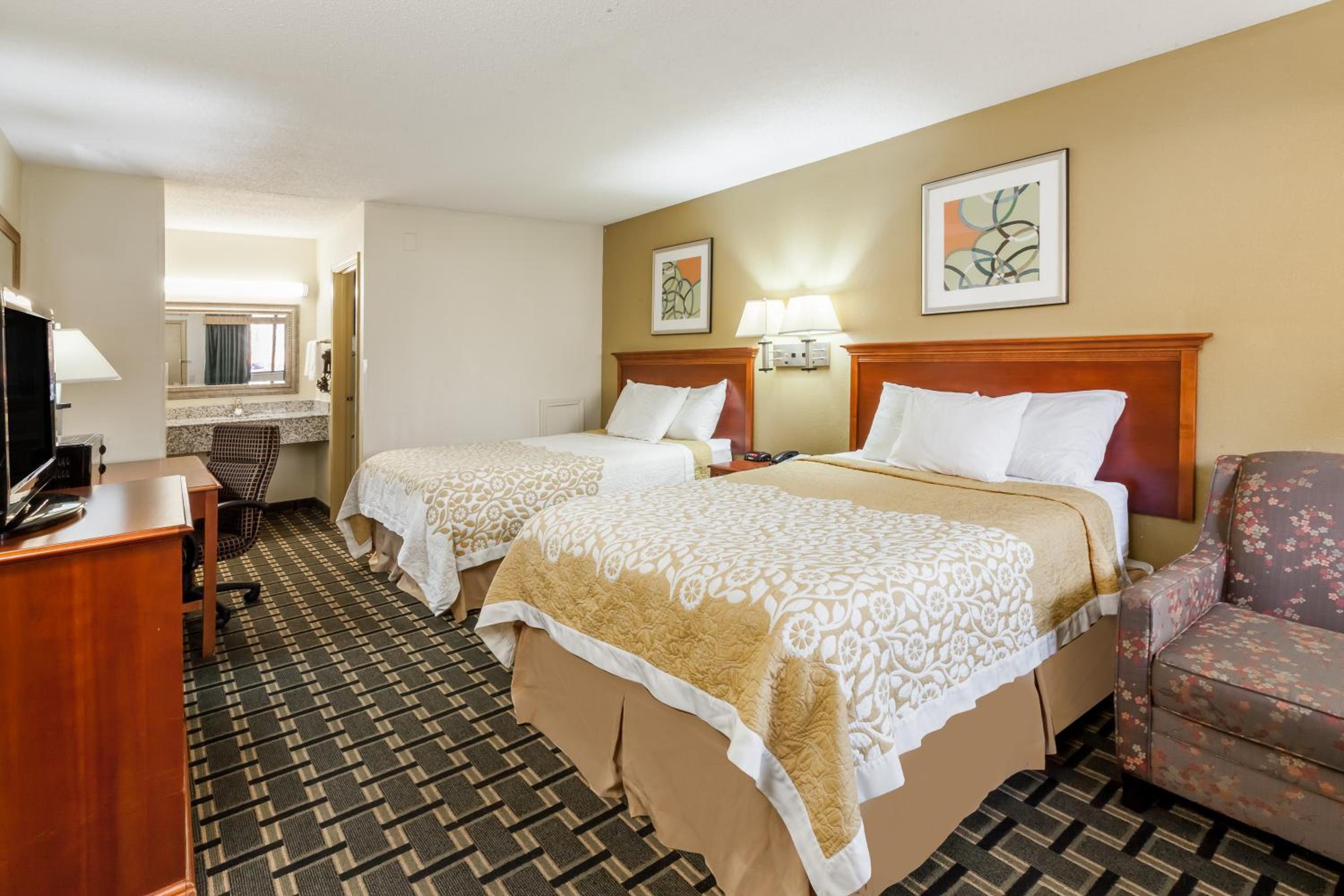غرفة ديلوكس بسريرين مزدوجين، Days Inn by Wyndham Kent - Akron, Ohio 2/4