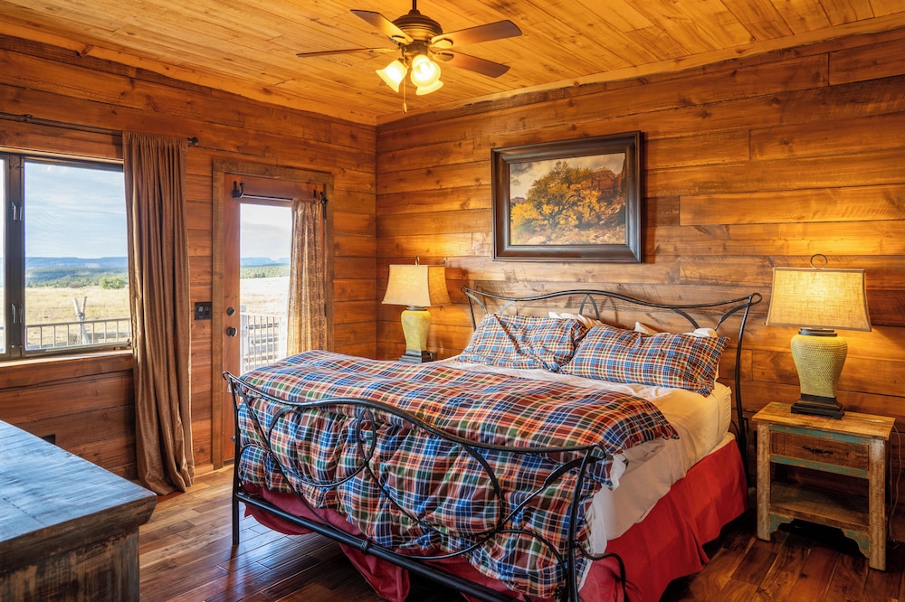 Lodge, 6 Beds, 2 King Beds
