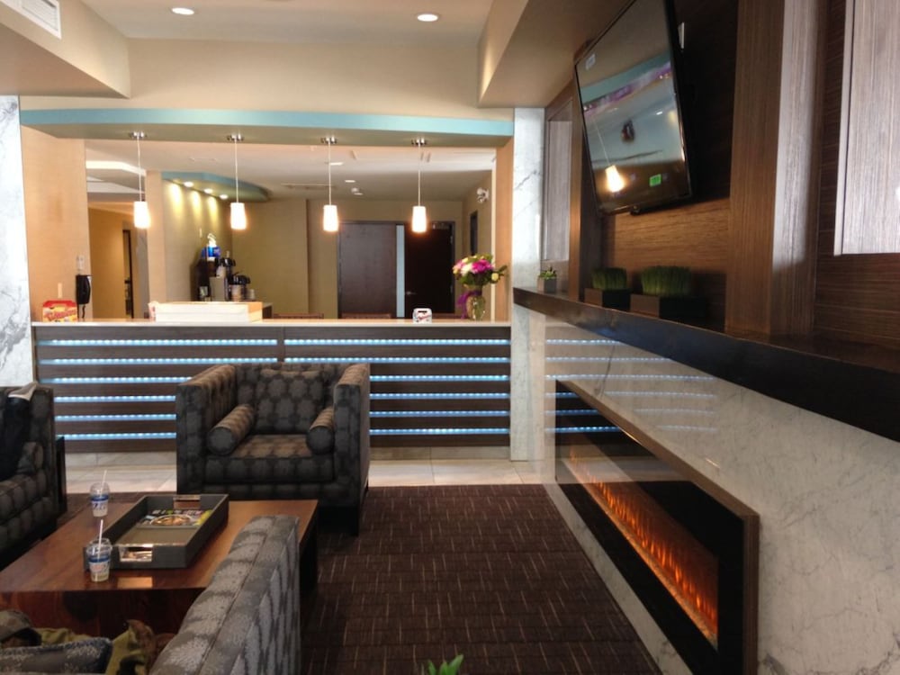 HOLIDAY INN EXPRESS GOLDEN KICKING HORSE 10/75