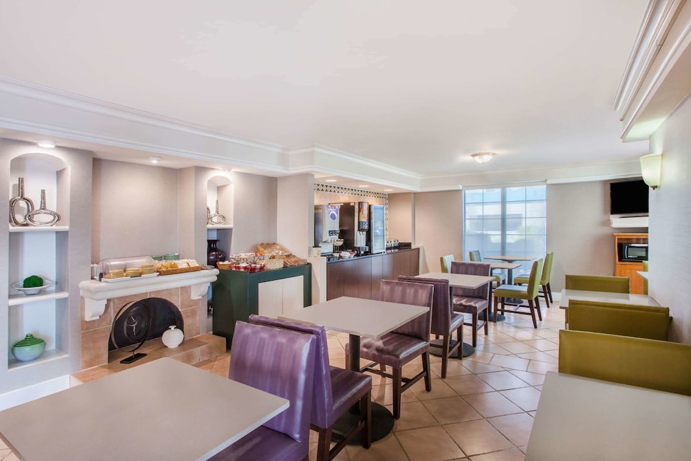 Baymont by Wyndham Fort Myers Central 23/27