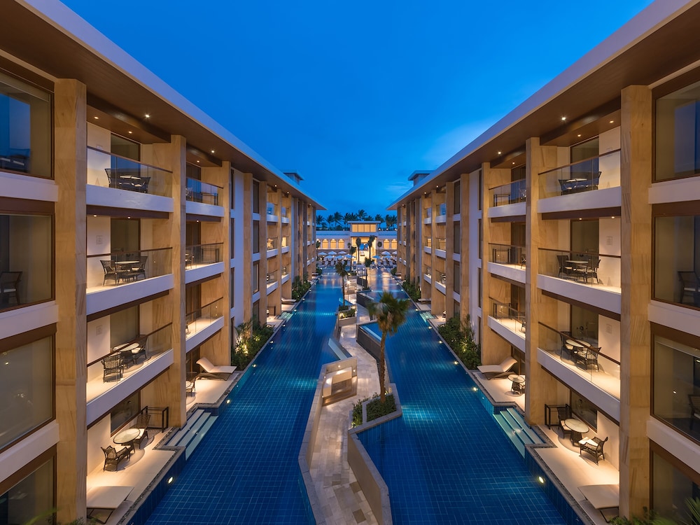 Henann Crystal Sands Resort in BORACAY