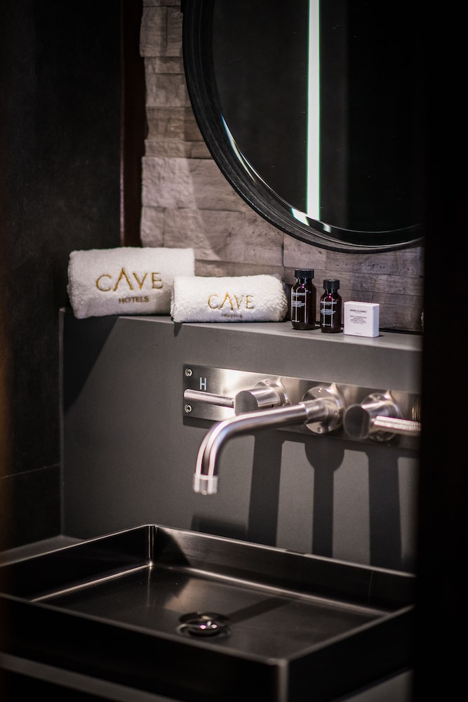 Cave Hotel and Golf Resort 4/58