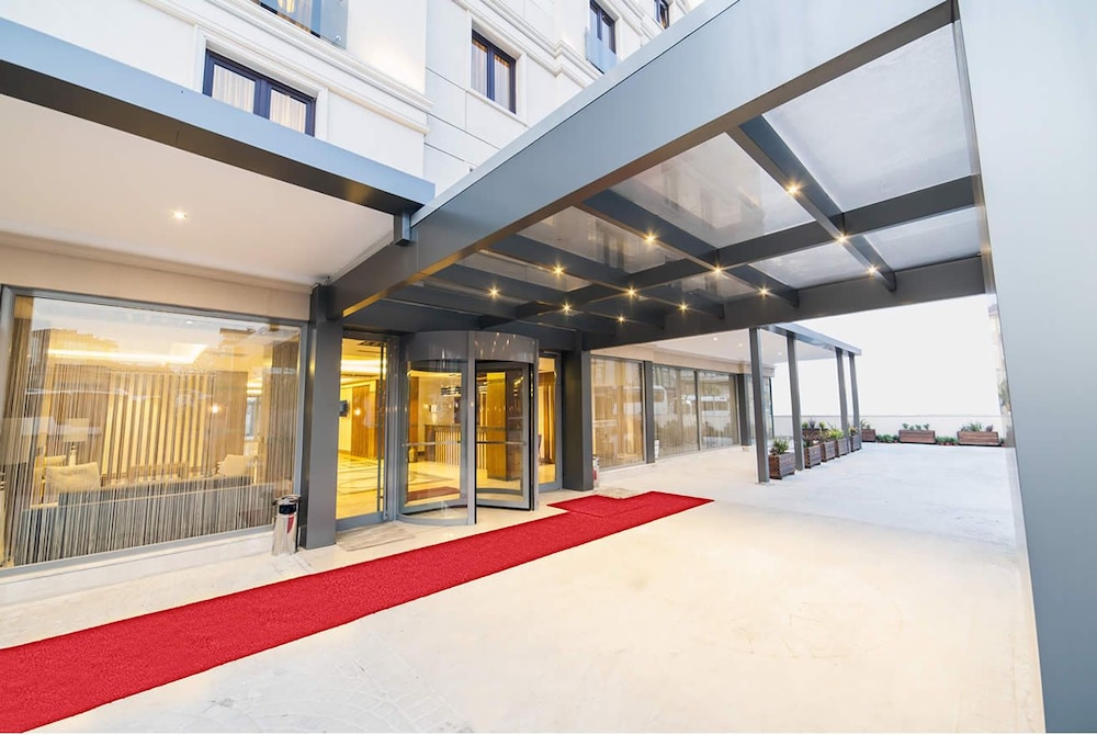 LAMEC HOTEL BUSINESS 30/32