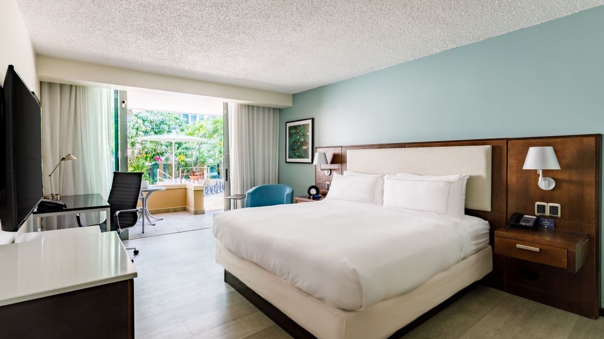 غرفة بسرير كينج بإطلالة على المسبح بشرفة، Doubletree By Hilton Hotel San Juan 4/6