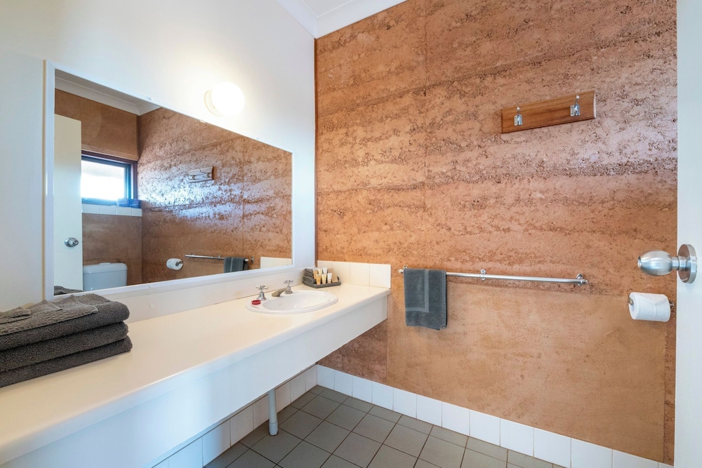 MUD HUT MOTEL 56/57
