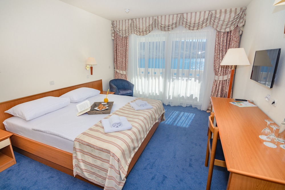 غرفة سوبيريور بسرير كينج بإطلالة على البحر بشرفة مع سرير إضافي، Family Hotel Pagus - All Inclusive 2/5
