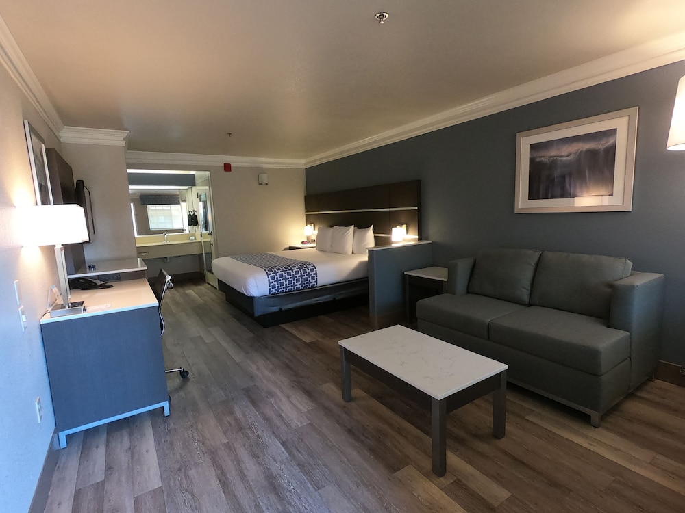 Best Western Inn & Suites Lemoore 26/36