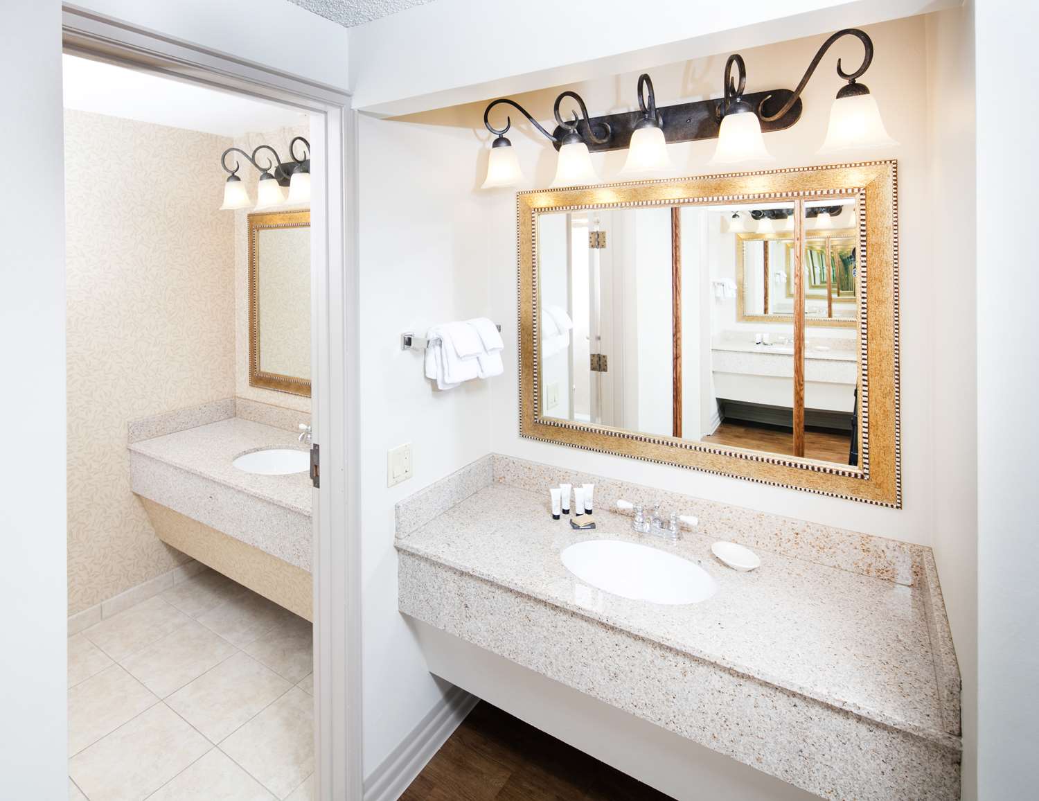 Room, 2 Double Beds, Red Lion Hotel Boise Downtowner 5/5