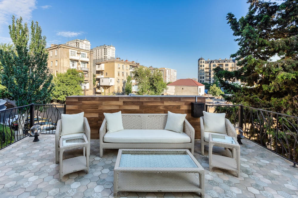 Ivy Garden Hotel 42/44