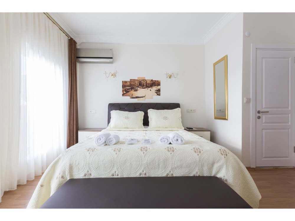 Zendy Suite Hotel 27/88