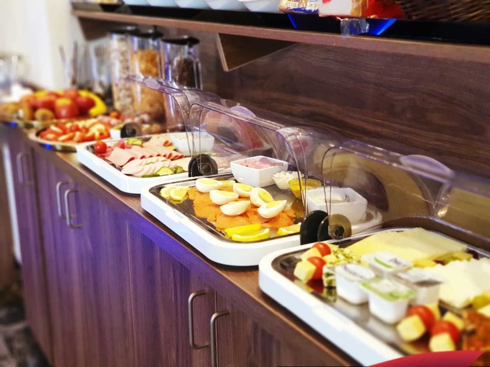 Hotel Hamburger Perle by UniqStay 11/20