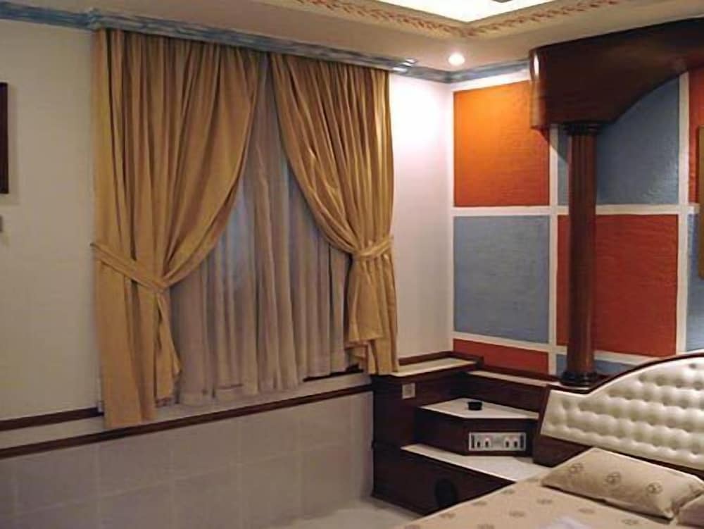 North Palace Hotel 8/37