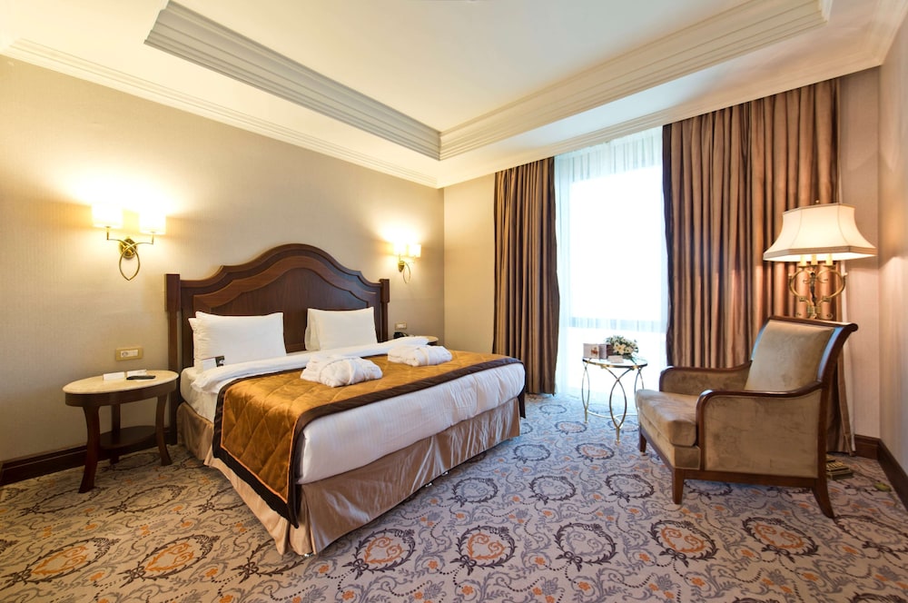 Elite World Van Hotel 16/48