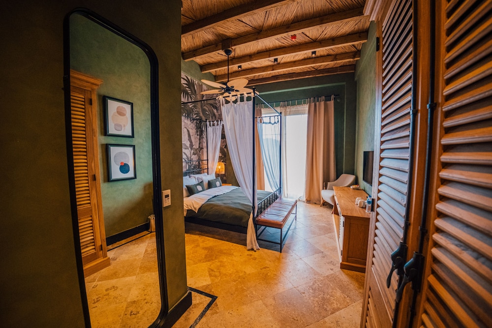 The Remote Hotel 3/44
