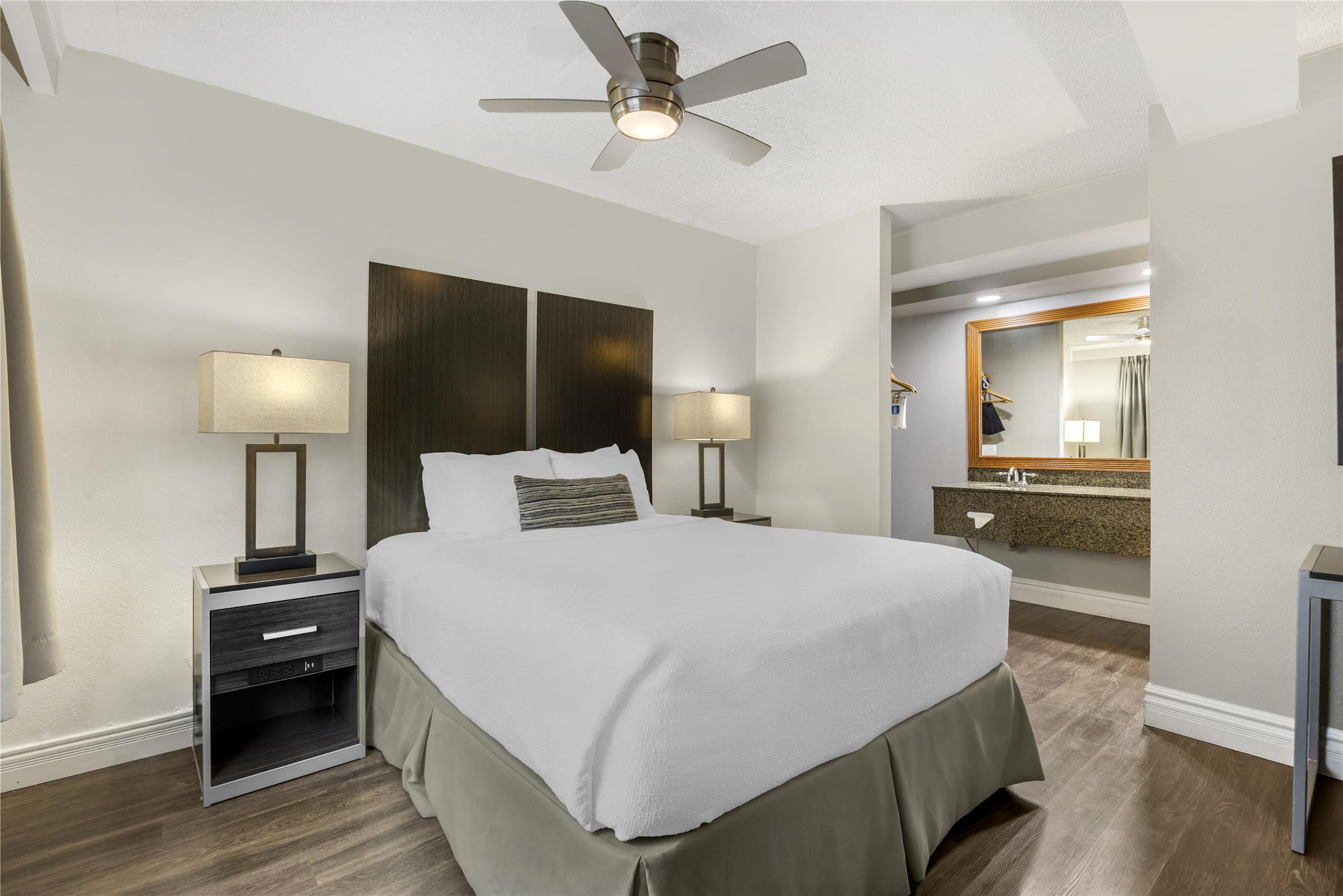 غرفة بسرير كوين، Best Western Pier Point Inn 3/7