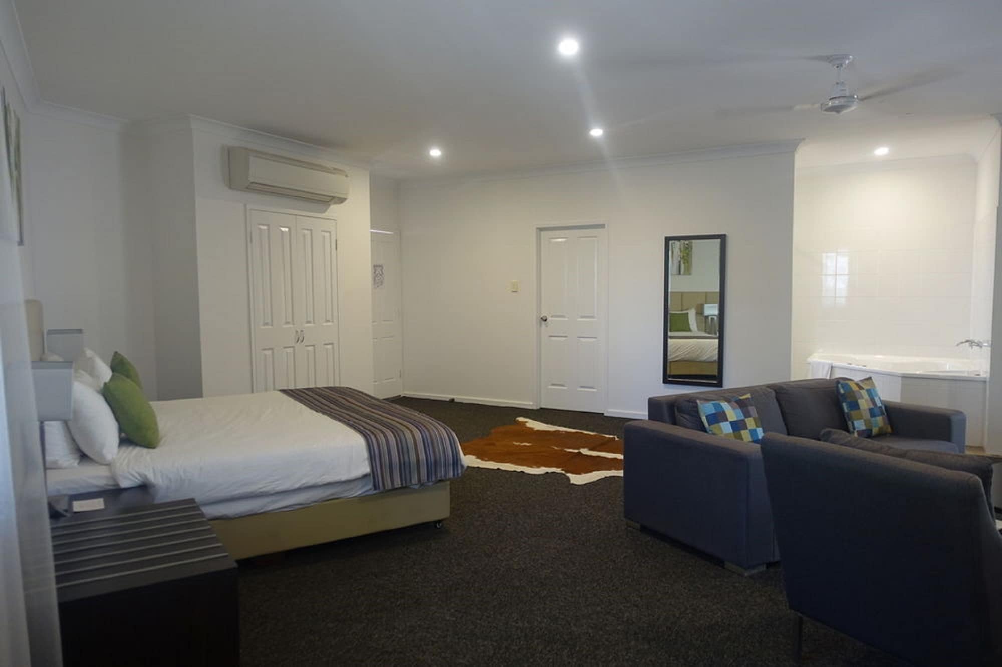Spa, Suite, King Bed