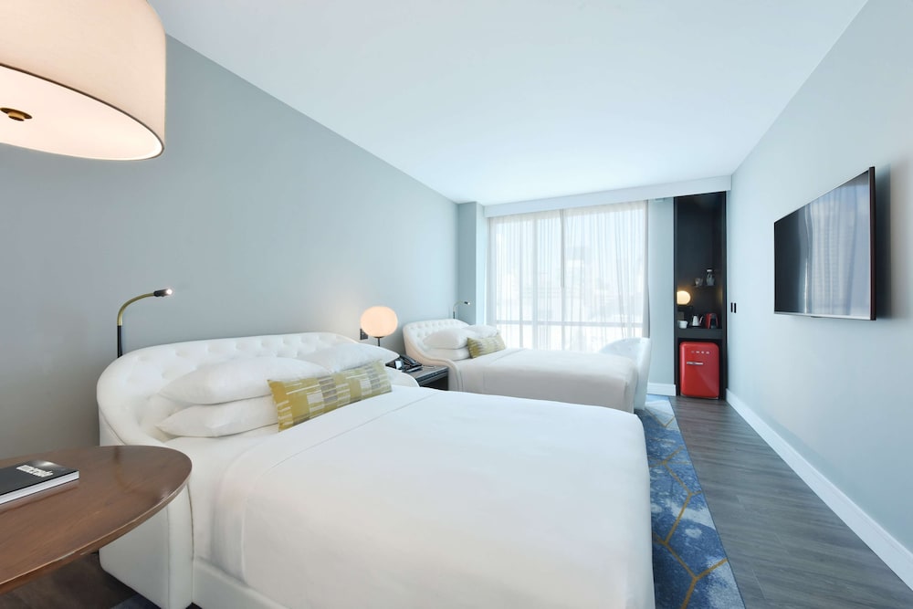 LANDMARK, 2 QUEEN BEDS, ACCESSIBLE