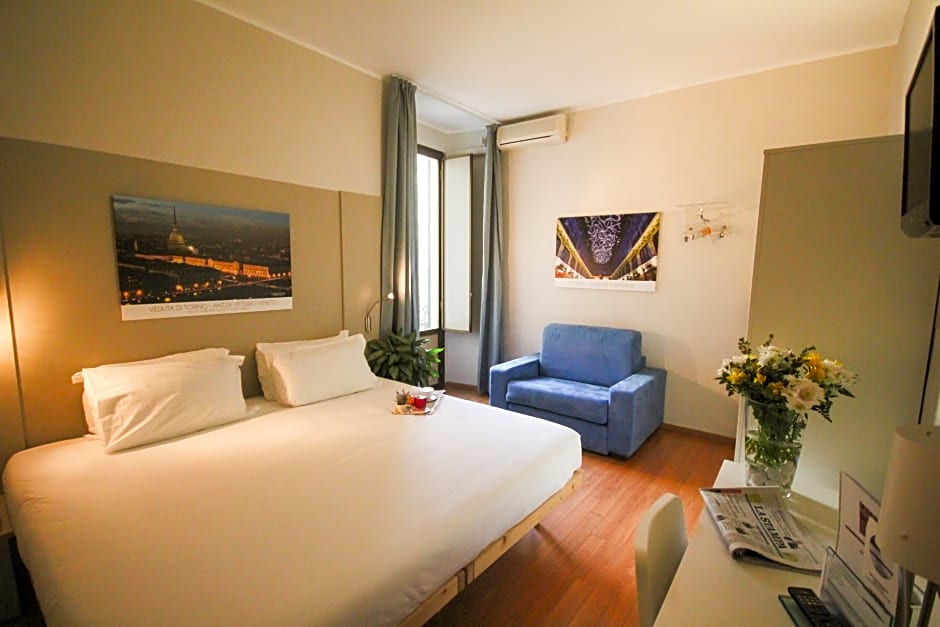 Standard, Single, Double Bed, Hotel Astoria Torino 2/5