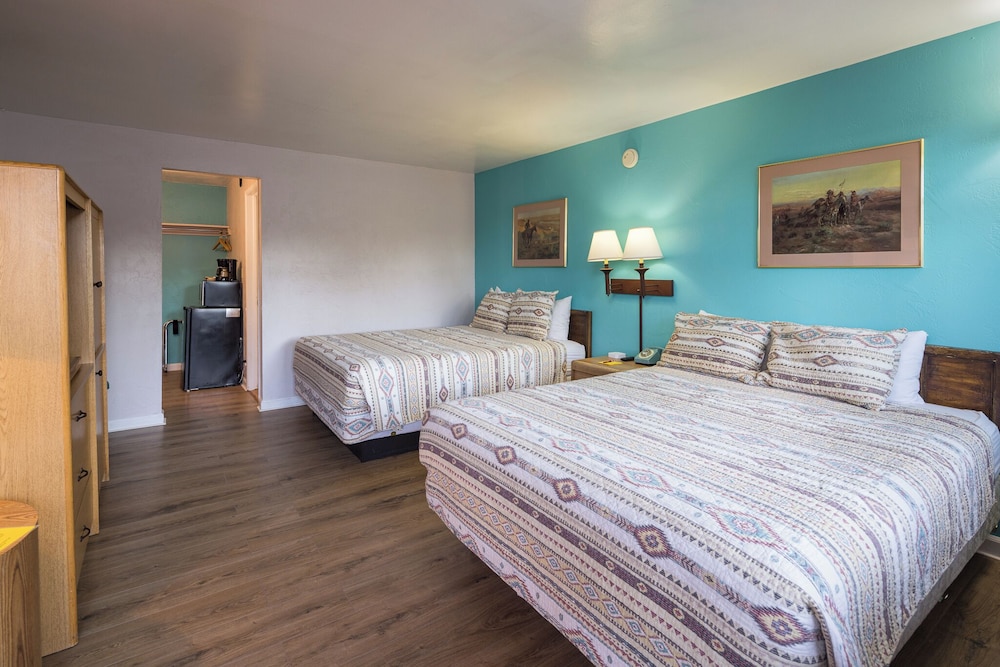 STANDARD, 2 QUEEN BEDS