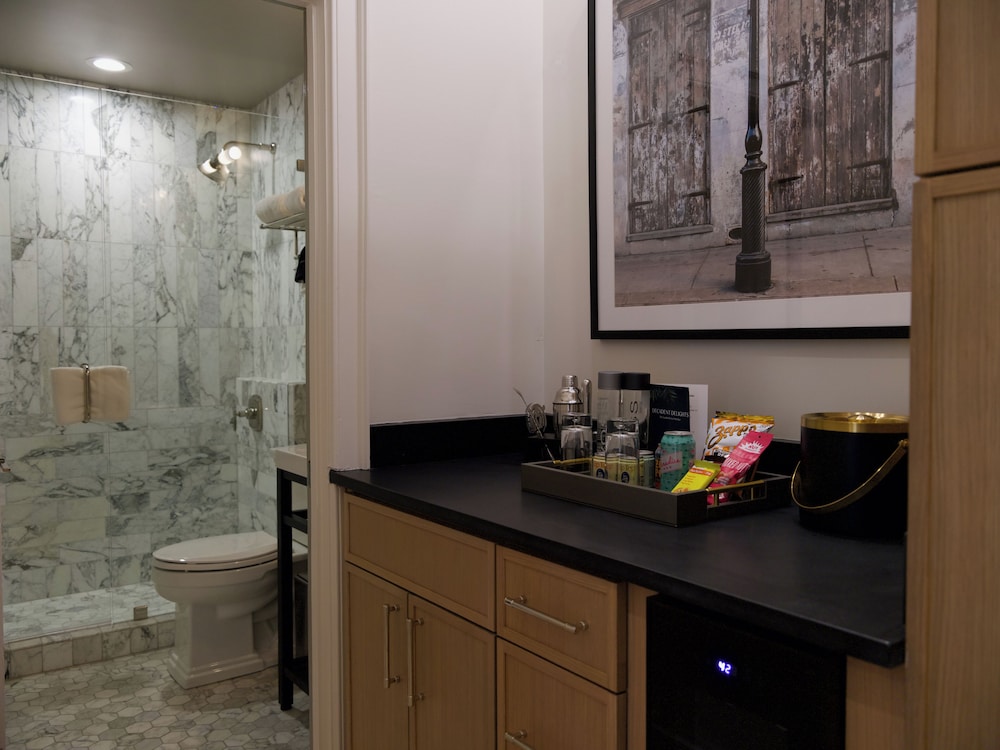 غرفة قياسية بسرير كوين، The Garden District Hotel 7/7